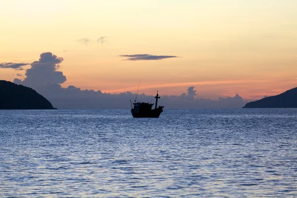 Rybářská loď při východu slunce — Stock fotografie