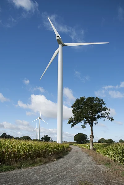 Větrná turbína na venkovské silnici — Stock fotografie