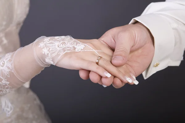 Mãos, alianças de casamento — Fotografia de Stock