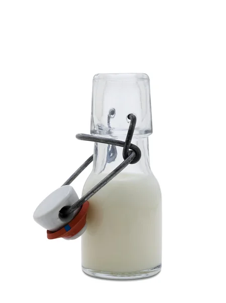 Botella de vidrio pequeña llena de leche (camino de recorte ) —  Fotos de Stock
