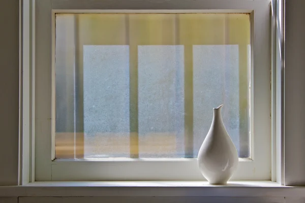 Vase près de la fenêtre Image En Vente
