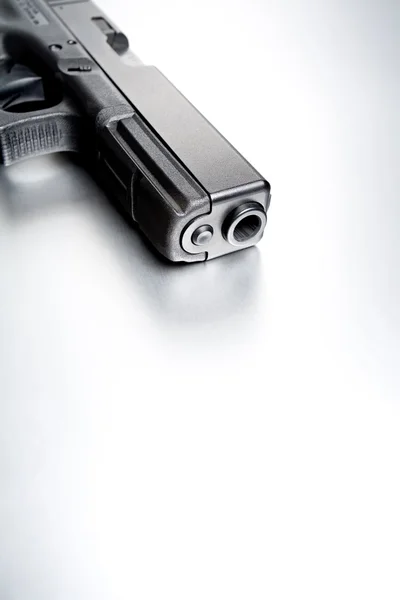 Pistola no fundo de metal escovado — Fotografia de Stock
