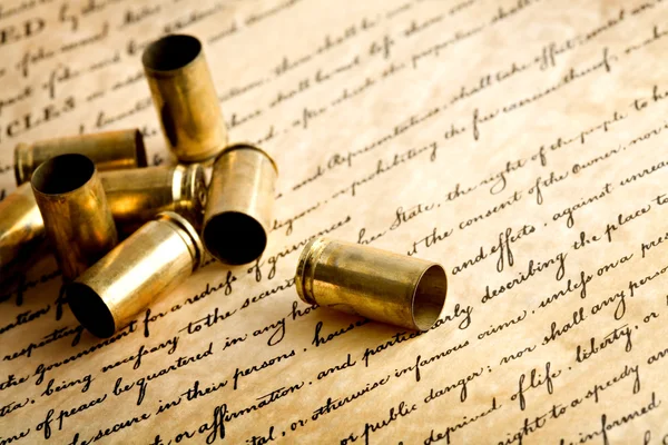 Invólucros de bala na carta de direitos — Fotografia de Stock