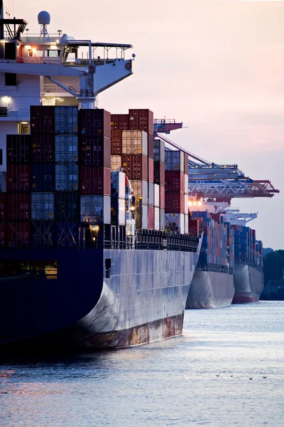 Navi portacontainer attraccate in porto — Foto Stock