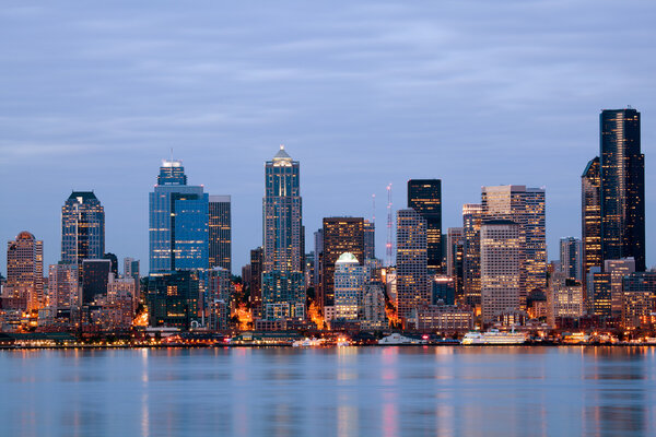 Seattle skyling - Washington USA. Buildings along waterfront at twilight.