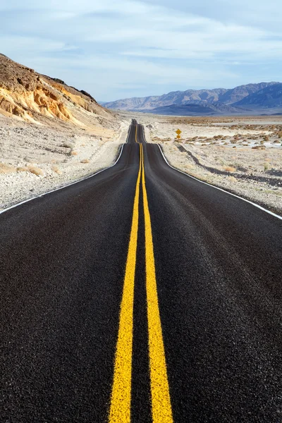 Cesta přes death valley national park — Stock fotografie