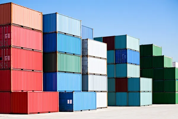 Lading vrachtcontainers bij haven terminal Stockfoto