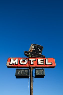 Motel işareti mavi gökyüzü