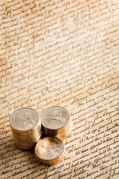 Dollar-Münze auf Deklaration — Stockfoto