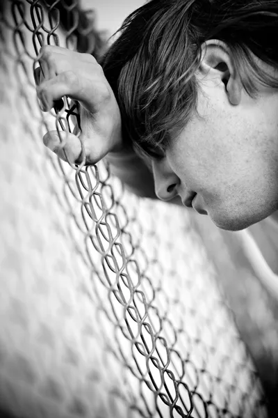 Depresión - adolescente contra valla — Foto de Stock