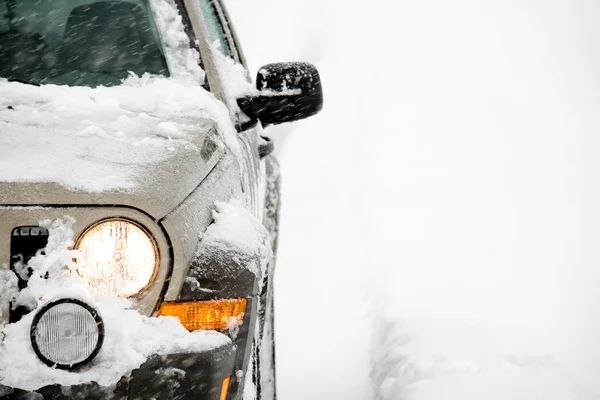 SUV in sneeuw — Stockfoto