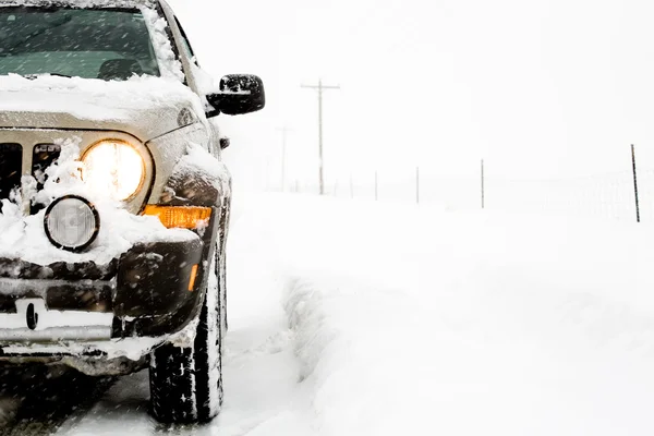 SUV nella neve — Foto Stock