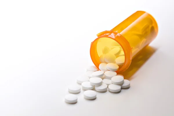 Аспірин ліки з пляшкою на білому — стокове фото