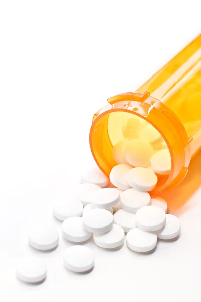 Tabletki z butelki na biały — Zdjęcie stockowe