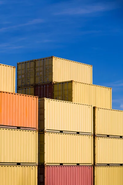 Transporte carga contenedores apilan en puerto —  Fotos de Stock
