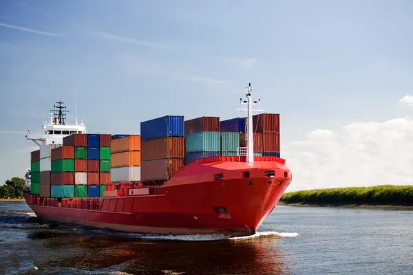 Nave container da carico sul fiume — Foto Stock