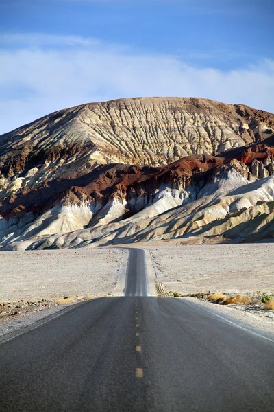 砂漠山の道 - 死の谷カリフォルニア州 — ストック写真