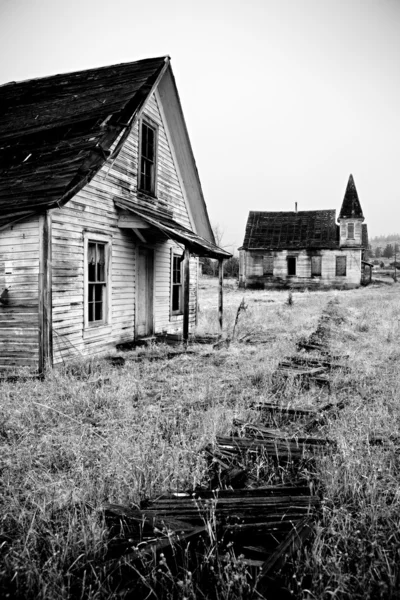 Casa abandonada e iglesia —  Fotos de Stock