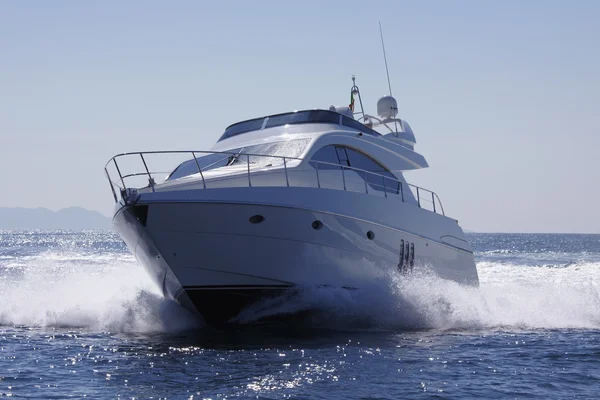 Włochy, Neapol bay, luksusowy jacht — Zdjęcie stockowe