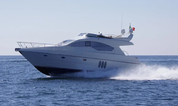 Włochy, Neapol bay, luksusowy jacht — Zdjęcie stockowe