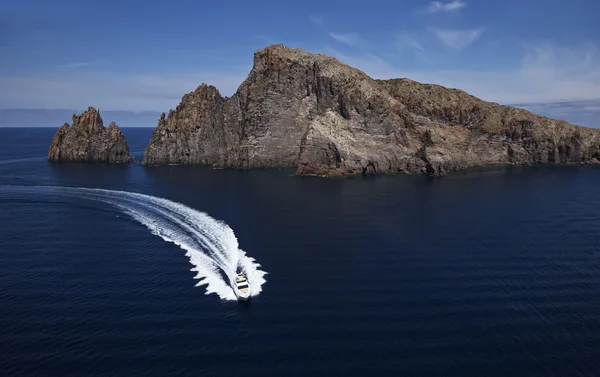 Италия, Sicily, Panarea Island, роскошная яхта, вид с воздуха — стоковое фото