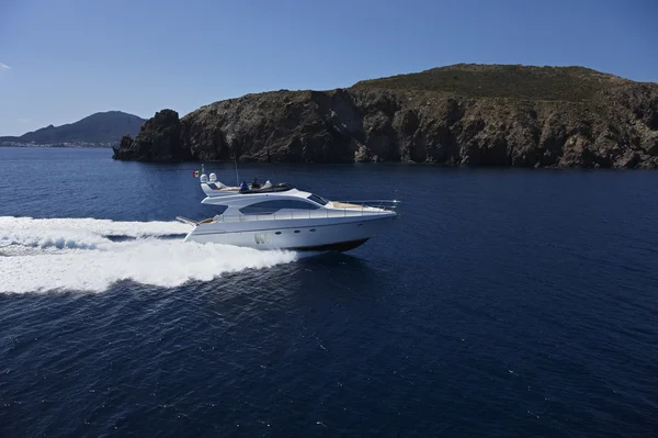 Włochy, Sycylia, Wyspy panarea, luksusowy jacht, widok z lotu ptaka — Zdjęcie stockowe