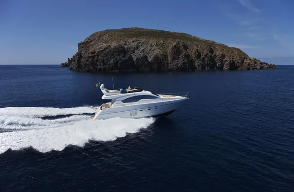 Włochy, Sycylia, Wyspy panarea, luksusowy jacht, widok z lotu ptaka — Zdjęcie stockowe