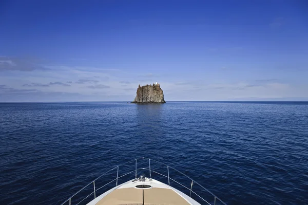 Italia, Sicilia, Isola di Stromboli, Roccia di Strombolicchio — Foto Stock