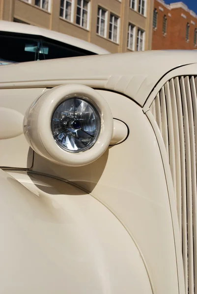 30 代からの古典的なベージュ セダンの車 — ストック写真