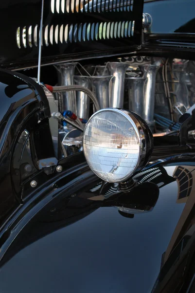 ヘッドライトと黒のホットロッドのエンジン — ストック写真