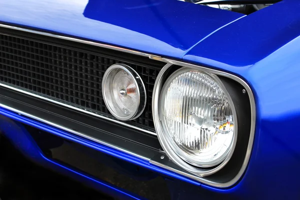Blaue Muscle-Car-Scheinwerfer und Motorhaube — Stockfoto