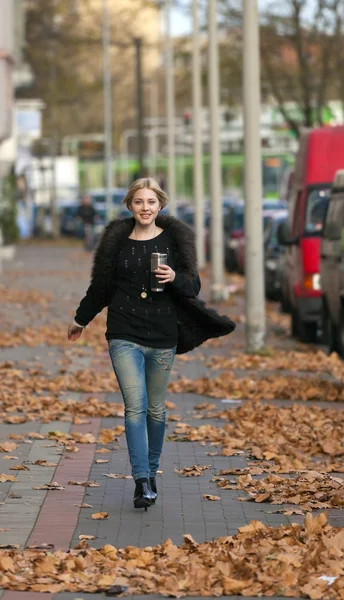 Hezká žena chůze na ulici — Stock fotografie