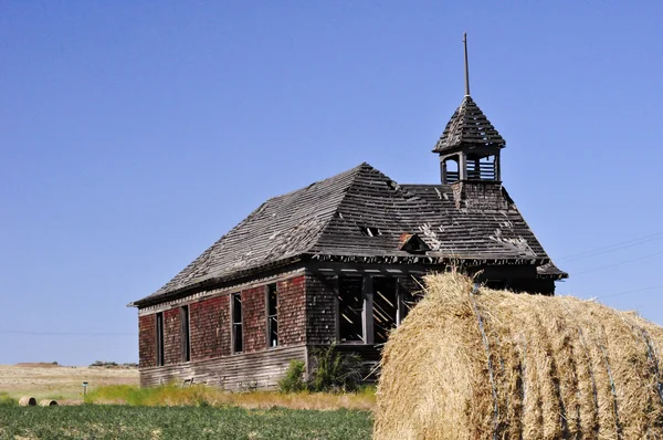 Stary kościół w polu — Zdjęcie stockowe