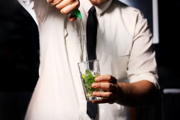 Barmann und Trinken — Stockfoto