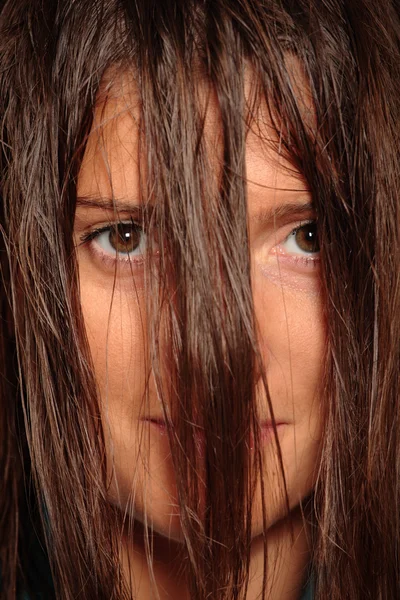 Mladá žena s dlouhými vlasy — Stock fotografie