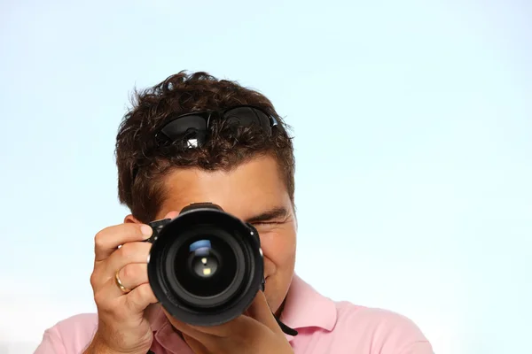 写真カメラを持つ若い男 — ストック写真