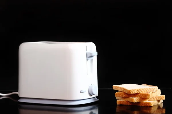 Поджаренный хлеб и тостер — стоковое фото