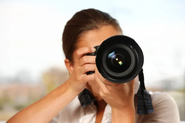 Frau beim Fotografieren — Stockfoto