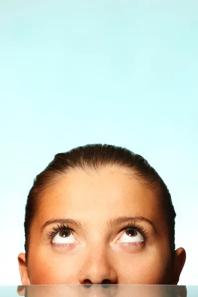 Young woman looking up — Stock Photo, Image