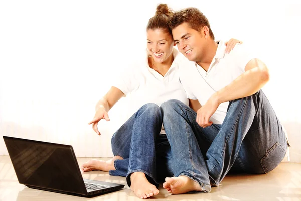 Mladý pár s laptopem — Stock fotografie