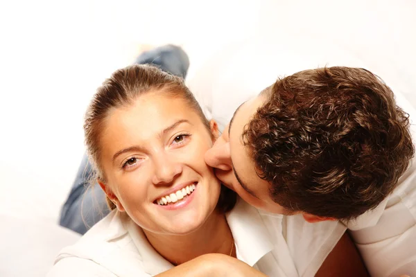 Junges Paar küsst sich — Stockfoto