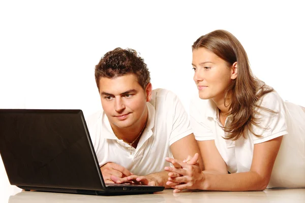 Genç çift dizüstü bilgisayar kullanıyor. — Stok fotoğraf