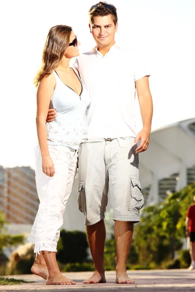 Junges Paar bei einem Spaziergang im Park — Stockfoto