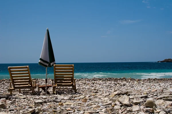 bir plajda şezlong-şezlong