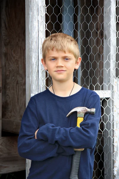 Мальчик с молотком — стоковое фото