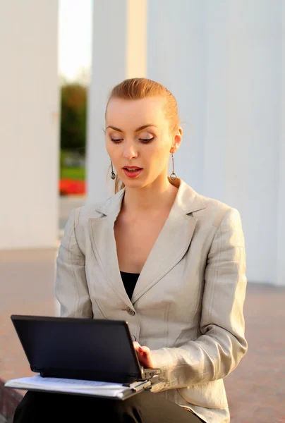 Woman working on laptop in citypark — Stock Photo, Image