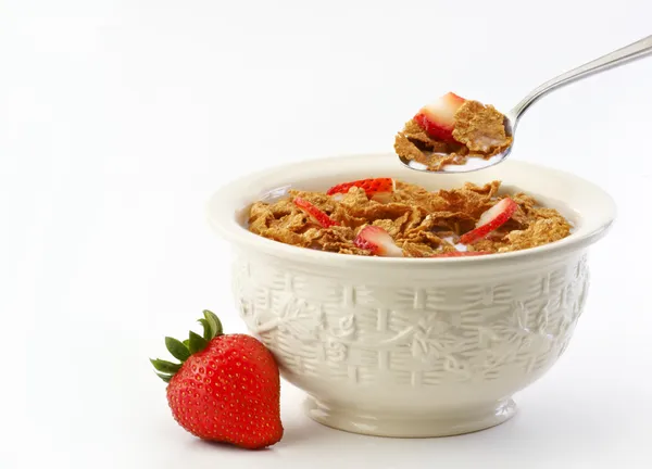 Bowl of cereal milk and strawberries — Stock Photo, Image
