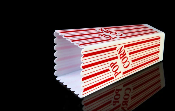 Popcorn-Container auf schwarz — Stockfoto