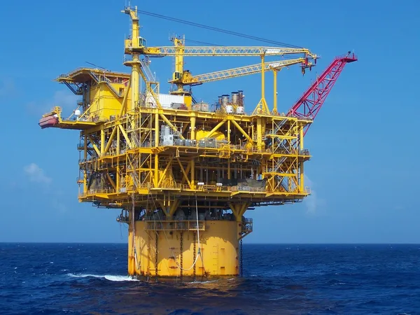 Uma plataforma de óleo flutuante em águas profundas — Fotografia de Stock