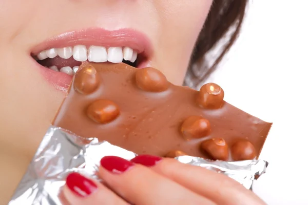 Bella ragazza mangiare cioccolato, primo piano — Foto Stock